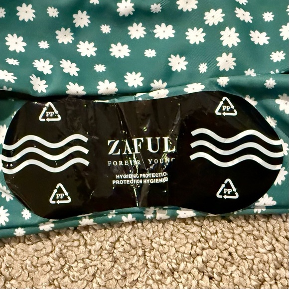 Zaful Green Bikini with White Floral Design, size M - Picture 3 of 4